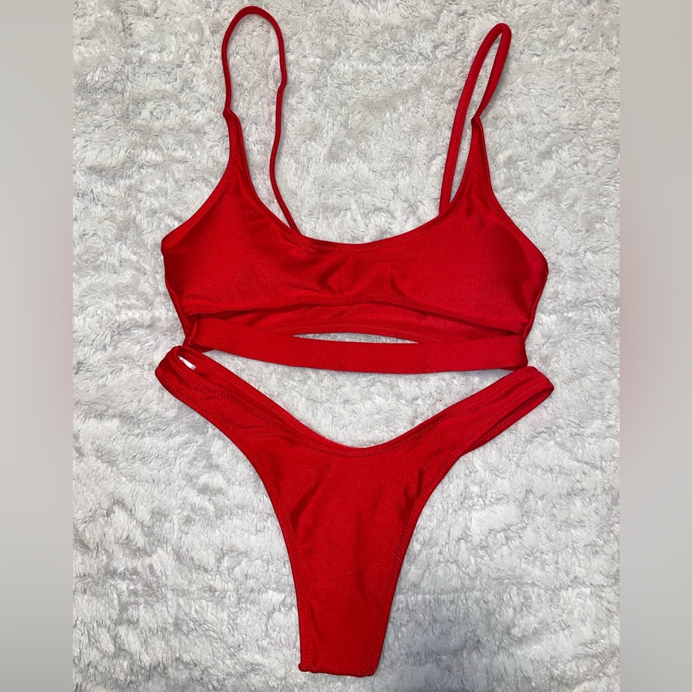 NWOT❤️Padded Strappy Cutout Top High Cut Brazilian Thong Bikini Set